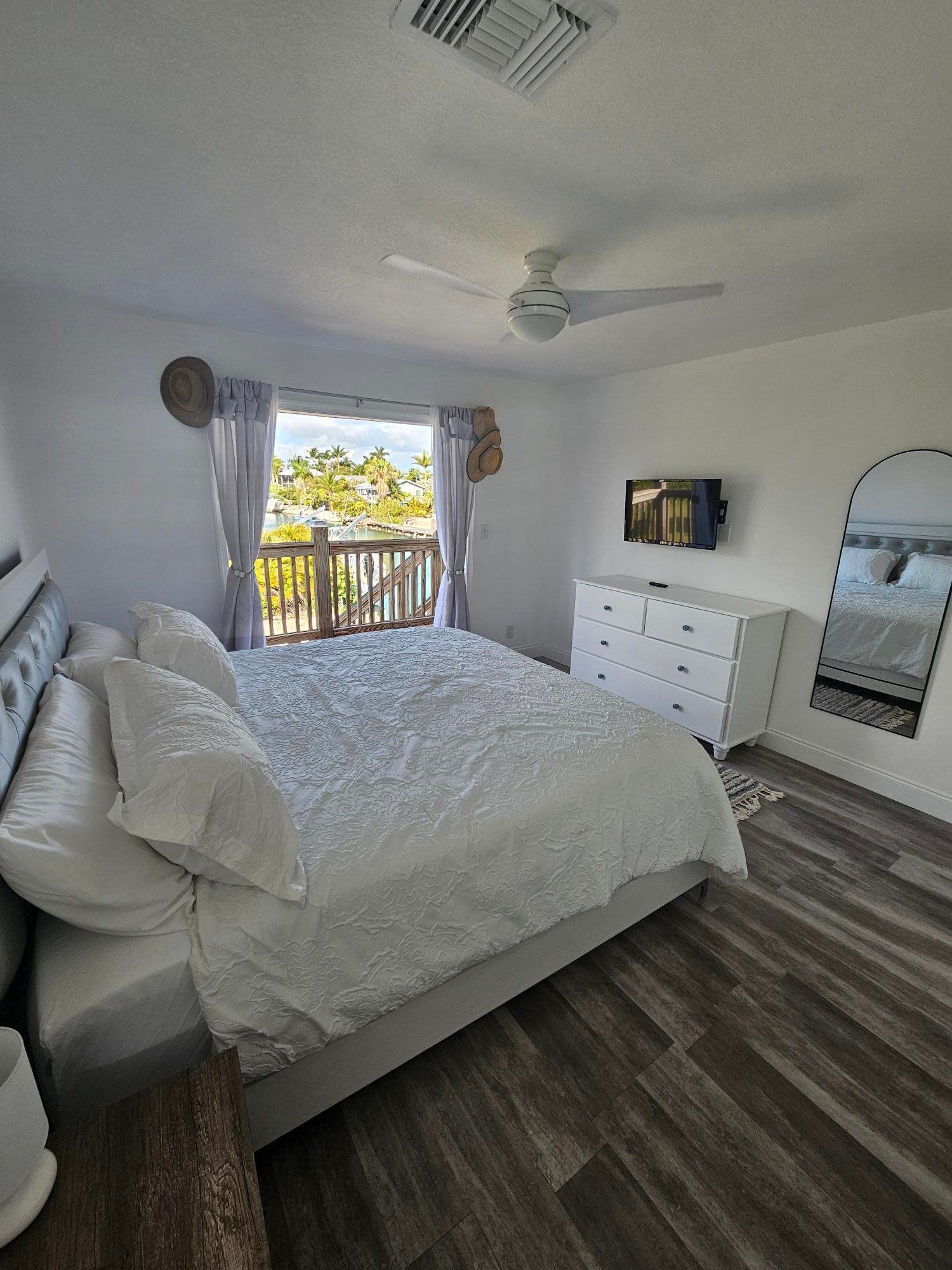 Guest bedroom 1 from the doorway